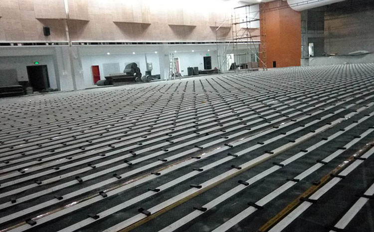 ?？跅鳂迥倔w育木地板施工方案