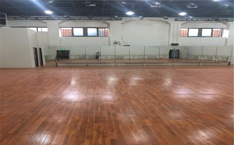 體育館專用木地板哪種材質(zhì)更耐磨？