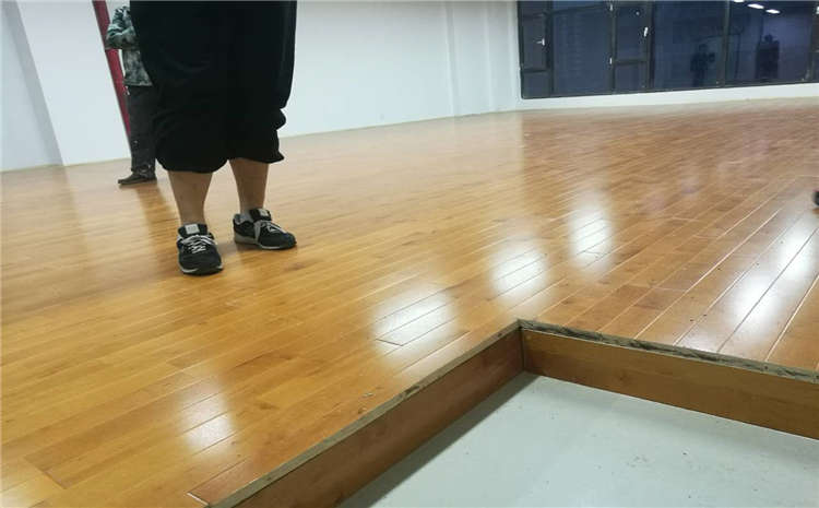 學校羽毛球館木地板多少錢一平米？